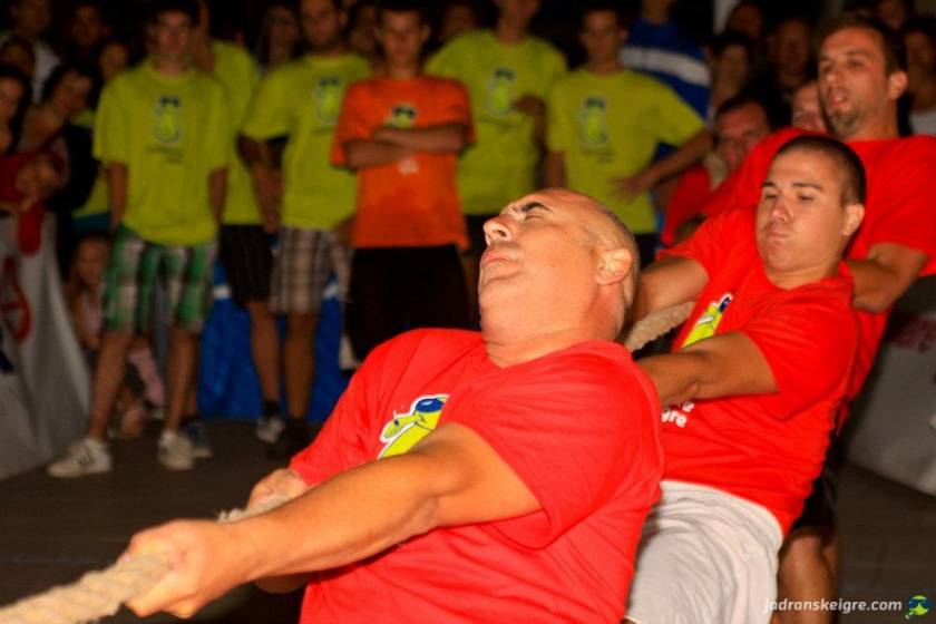 Surgaduri slavili u kišovitom Primoštenu